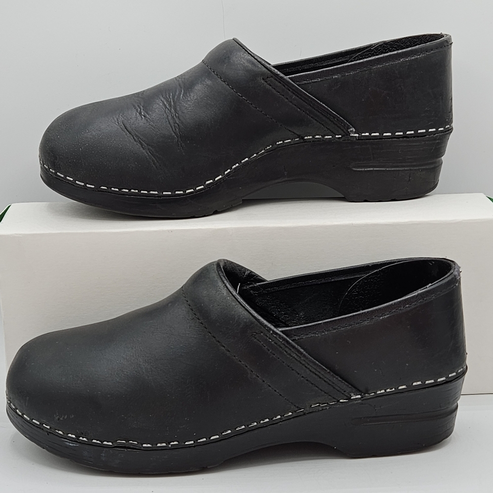 Dansko leather clogs size 40 US size 9.5 / 10
